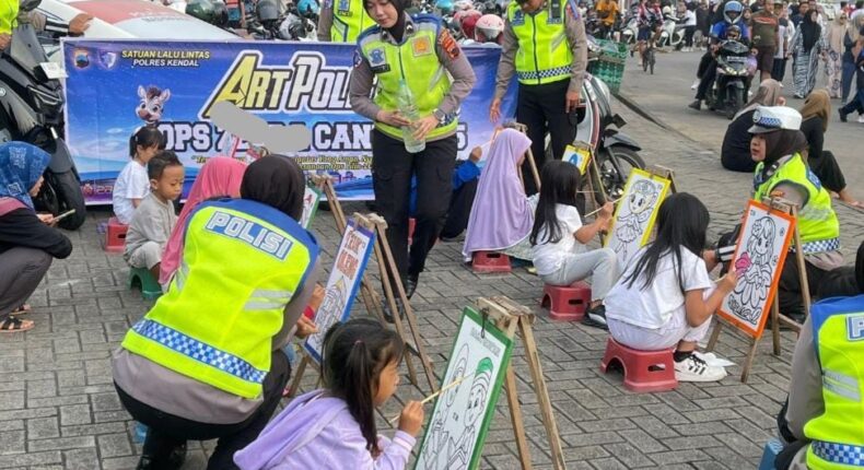 Satlantas Polres Kendal Sosialisasikan Ops Keselamatan Candi 2026 Lewat Art Policing di Stadion Kebondalem