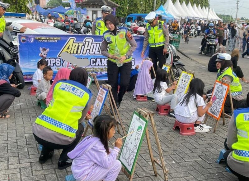 Personel Satlantas Polres Kendal mendampingi anak-anak saat mengikuti kegiatan mewarnai dalam rangka sosialisasi Operasi Keselamatan Candi 2026 melalui konsep Art Policing di Stadion Baru Kebondalem, Minggu (8/2/2026). (Istimewa/Wawasannews)