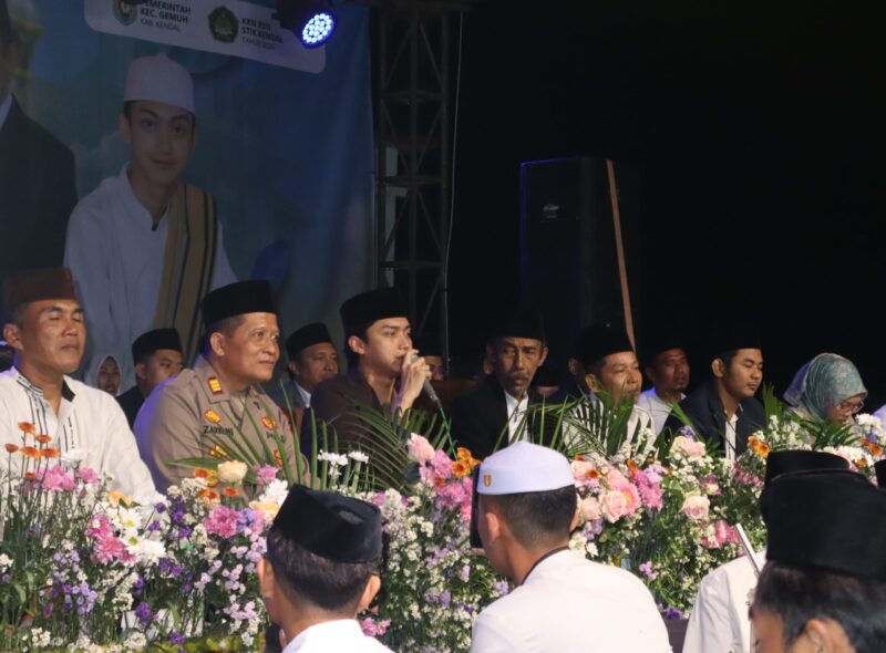 Gus Azmi bersama Ketua STIK Kendal dan jajaran Forkopimcam saat Gebyar Sholawat penarikan KKN STIK 2026 di Desa Galih, Kecamatan Gemuh, Kabupaten Kendal, Sabtu (7/2/2026). (Wawasannews)