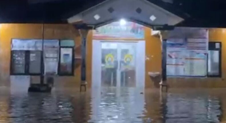 Luapan Sungai Blorong Rendam Ratusan Rumah di Kendal, Aktivitas Warga Terganggu