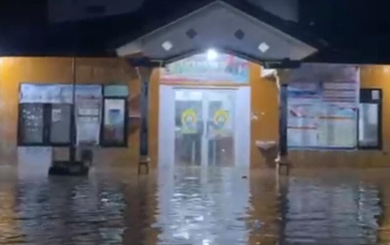 Genangan banjir merendam area kantor pelayanan publik di Kabupaten Kendal akibat luapan Sungai Blorong, Rabu (11/2/2026). (Istimewa/Wawasannews)