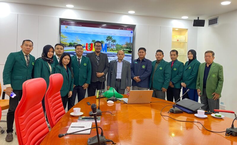 Mahasiswa Magister Manajemen FEB Unwahas Semarang bersama civitas akademika Universiti Kebangsaan Malaysia saat sesi foto bersama. (Wawasannews)