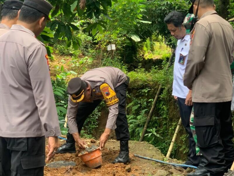 Kabag Log Polres Kendal Kompol A. Shodiqin, S.Ag mewakili Kapolres Kendal melakukan peletakan batu pertama pembangunan Jembatan Presisi Polda Jawa Tengah di Dusun Tembelang, Desa Sidodadi, Kecamatan Patean, Rabu (11/2/2026). (Istimewa/Wawasannews)