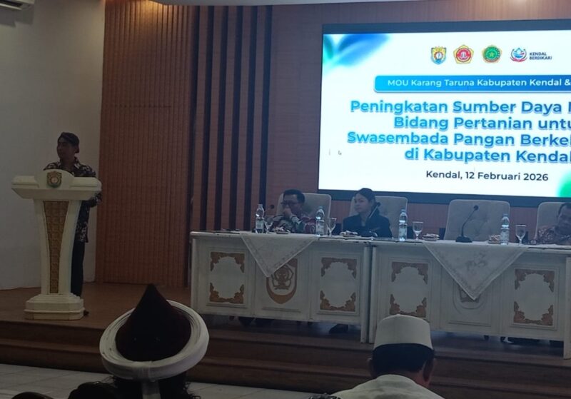 penandatanganan MoU Karang Taruna Kabupaten Kendal dan Santri Tani Milenial Jayabinangun (STMJ) di Ruang Abdi Praja Pemkab Kendal, Kamis (12/2/2026). (Istimewa/Wawasannews)