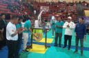 Pembukaan Kendal Open Championship 2026 ditandai dengan pemukulan gong oleh panitia di GOR Bahurekso Kendal, Sabtu (14/2/2026). (Istimewa/Wawasannews)