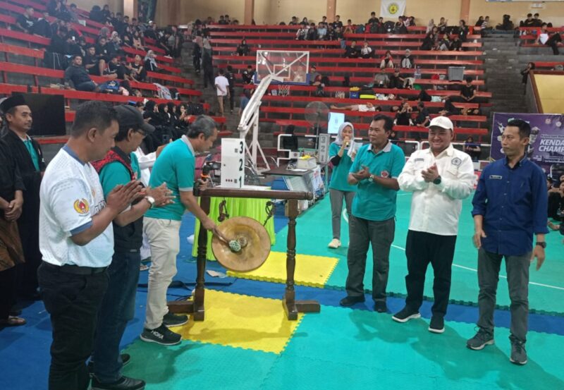 Pembukaan Kendal Open Championship 2026 ditandai dengan pemukulan gong oleh panitia di GOR Bahurekso Kendal, Sabtu (14/2/2026). (Istimewa/Wawasannews)