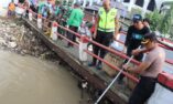 Cegah Banjir, Polres dan Pemkab Kendal Bersihkan Tumpukan Sampah Sungai