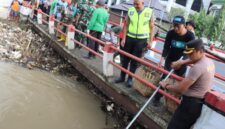 Kapolres Kendal bersama jajaran Polres, TNI, dan petugas DLH turun langsung membersihkan tumpukan sampah yang menyangkut di bawah jembatan Sungai Kendal, kawasan pusat kota, Sabtu (14/2/2026). (Istimewa/Wawasannews)