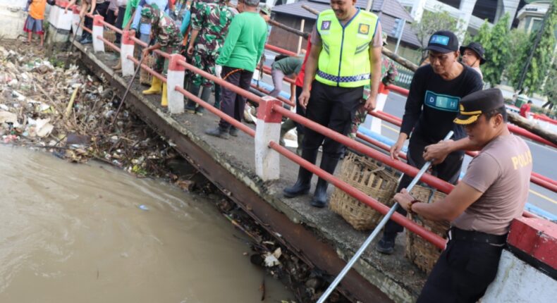Cegah Banjir, Polres dan Pemkab Kendal Bersihkan Tumpukan Sampah Sungai