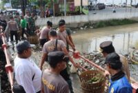 Petugas gabungan dari Polri, TNI, dan Dinas Lingkungan Hidup Kabupaten Kendal membersihkan tumpukan sampah yang menyumbat aliran Sungai Kendal. Aksi bersih sungai ini dilakukan sebagai bagian dari upaya normalisasi dan pencegahan banjir. (Istimewa/Wawasannews)