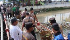 Petugas gabungan dari Polri, TNI, dan Dinas Lingkungan Hidup Kabupaten Kendal membersihkan tumpukan sampah yang menyumbat aliran Sungai Kendal. Aksi bersih sungai ini dilakukan sebagai bagian dari upaya normalisasi dan pencegahan banjir. (Istimewa/Wawasannews)
