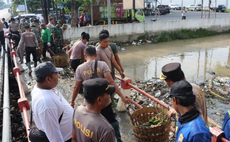 Petugas gabungan dari Polri, TNI, dan Dinas Lingkungan Hidup Kabupaten Kendal membersihkan tumpukan sampah yang menyumbat aliran Sungai Kendal. Aksi bersih sungai ini dilakukan sebagai bagian dari upaya normalisasi dan pencegahan banjir. (Istimewa/Wawasannews)