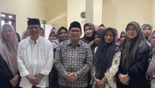 Ketua DPRD Kabupaten Kendal, Mahfud Sodiq, berfoto bersama kader Fatayat NU Desa Pucakwangi usai pertemuan rutin Pimpinan Ranting Fatayat NU di Kecamatan Pageruyung, Ahad (15/2/2026). Foto: Wawasannews.com