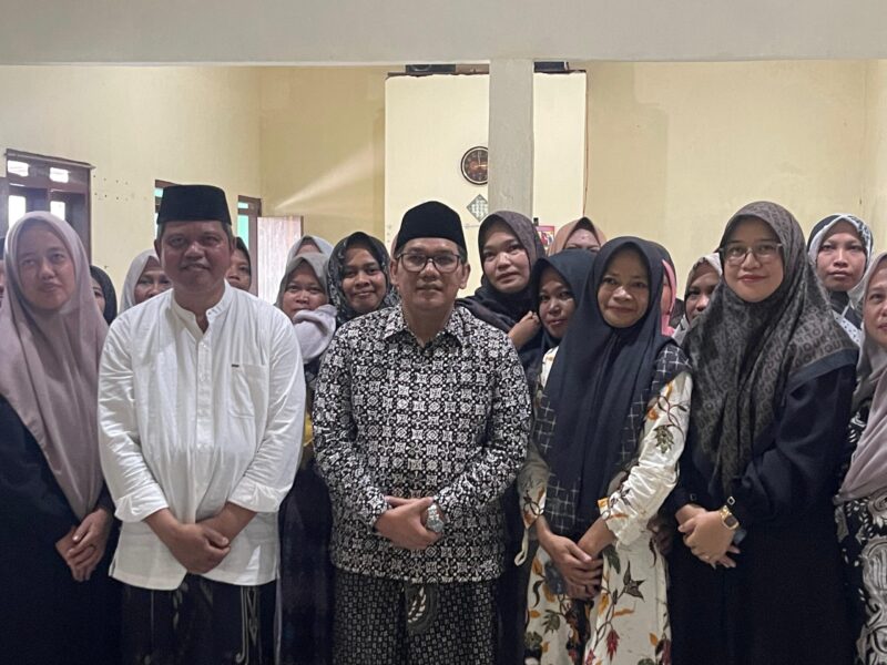 Ketua DPRD Kabupaten Kendal, Mahfud Sodiq, berfoto bersama kader Fatayat NU Desa Pucakwangi usai pertemuan rutin Pimpinan Ranting Fatayat NU di Kecamatan Pageruyung, Ahad (15/2/2026). Foto: Wawasannews.com
