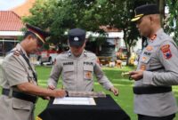 Kapolres Kendal AKBP Hendry Susanto Sianipar memimpin prosesi kenaikan pangkat pengabdian dan serah terima jabatan dalam Upacara Hari Kesadaran Nasional (HKN) 2026 di halaman Mapolres Kendal. (Istimewa/Wawasannews)