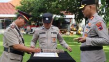 Kapolres Kendal AKBP Hendry Susanto Sianipar memimpin prosesi kenaikan pangkat pengabdian dan serah terima jabatan dalam Upacara Hari Kesadaran Nasional (HKN) 2026 di halaman Mapolres Kendal. (Istimewa/Wawasannews)