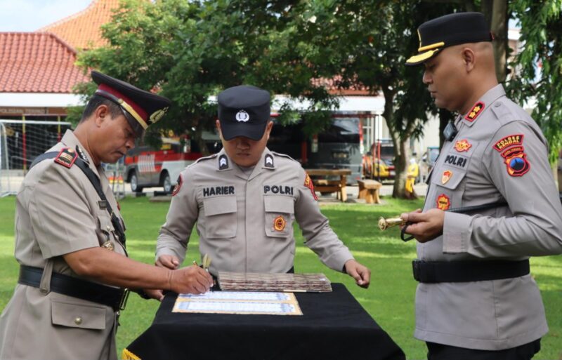 Kapolres Kendal AKBP Hendry Susanto Sianipar memimpin prosesi kenaikan pangkat pengabdian dan serah terima jabatan dalam Upacara Hari Kesadaran Nasional (HKN) 2026 di halaman Mapolres Kendal. (Istimewa/Wawasannews)