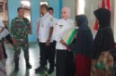 Bupati Kendal Dyah Kartika Permanasari (Mbak Tika) menyerahkan bantuan beras secara simbolis kepada warga terdampak banjir di Desa Karangmulyo, Kecamatan Pegandon, Kabupaten Kendal, Rabu (18/2/2026). (Istimewa/Wawasannews)