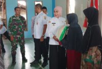 Bupati Kendal Dyah Kartika Permanasari (Mbak Tika) menyerahkan bantuan beras secara simbolis kepada warga terdampak banjir di Desa Karangmulyo, Kecamatan Pegandon, Kabupaten Kendal, Rabu (18/2/2026). (Istimewa/Wawasannews)