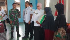 Bupati Kendal Dyah Kartika Permanasari (Mbak Tika) menyerahkan bantuan beras secara simbolis kepada warga terdampak banjir di Desa Karangmulyo, Kecamatan Pegandon, Kabupaten Kendal, Rabu (18/2/2026). (Istimewa/Wawasannews)