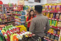 Petugas Polsek Kendal Kota melakukan patroli dialogis di salah satu minimarket di wilayah Kecamatan Kendal saat pelaksanaan Blue Light Patrol dan KRYD. (Istimewa/Wawasannews)