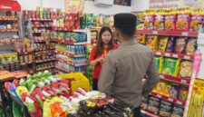 Petugas Polsek Kendal Kota melakukan patroli dialogis di salah satu minimarket di wilayah Kecamatan Kendal saat pelaksanaan Blue Light Patrol dan KRYD. (Istimewa/Wawasannews)
