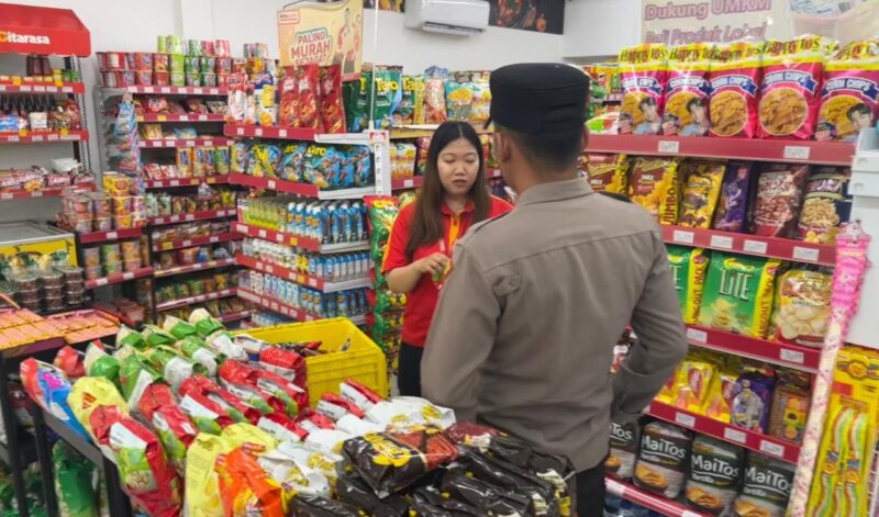 Petugas Polsek Kendal Kota melakukan patroli dialogis di salah satu minimarket di wilayah Kecamatan Kendal saat pelaksanaan Blue Light Patrol dan KRYD. (Istimewa/Wawasannews)