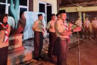 Sekretaris Kwartir Cabang (Kwarcab) Kendal, Kak Eko Hadiwiyatno, S.Pd., M.Pd., memimpin Renungan Hari Baden Powell Tahun 2026 di Sanggar Pramuka Kwarcab Kendal, Sabtu malam (22/2/2026). Foto: Wawasannews.com