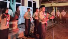 Sekretaris Kwartir Cabang (Kwarcab) Kendal, Kak Eko Hadiwiyatno, S.Pd., M.Pd., memimpin Renungan Hari Baden Powell Tahun 2026 di Sanggar Pramuka Kwarcab Kendal, Sabtu malam (22/2/2026). Foto: Wawasannews.com