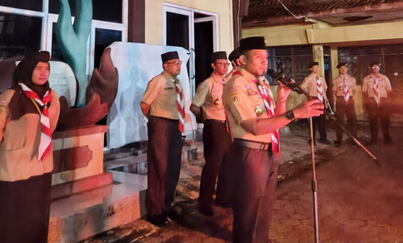 Sekretaris Kwartir Cabang (Kwarcab) Kendal, Kak Eko Hadiwiyatno, S.Pd., M.Pd., memimpin Renungan Hari Baden Powell Tahun 2026 di Sanggar Pramuka Kwarcab Kendal, Sabtu malam (22/2/2026). Foto: Wawasannews.com
