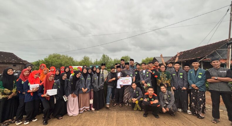 IPNU IPPNU Patebon dan LAZ Qolbun Salim Tebar Takjil untuk Warga Terdampak Banjir Rob