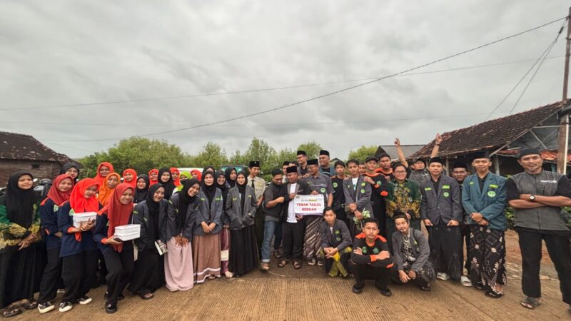 Pengurus dan anggota PAC IPNU–IPPNU Patebon bersama LAZ Qolbun Salim berfoto bersama usai kegiatan Ramadhan Berbagi dan pembagian takjil kepada warga Dusun Mbaran, Desa Wonosari, Kecamatan Patebon, Kendal, Ahad (22/2/2026). Foto : Wawasannews.com