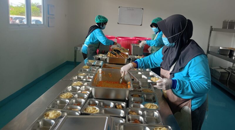 Petugas Satuan Pelayanan Pemenuhan Gizi (SPPG) di Kabupaten Kendal menyiapkan menu makanan bergizi sesuai standar higiene dan sanitasi di dapur produksi. (Istimewa/Wawasannews)