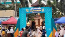 Suasana Kampung Ramadhan 1447 H di kawasan RSI Kendal tampak ramai dikunjungi warga saat menjelang waktu berbuka puasa. Foto : Wawasannews