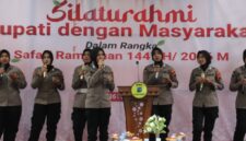 Personel Polwan Polres Kendal menampilkan penampilan religi dalam rangkaian kegiatan Safari Ramadan 1447 H di Lobby Polres Kendal, Kamis (26/2/2026). Foto : Wawasannews