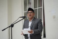 Ketua DPRD Kabupaten Kendal Mahfud Sodiq saat menyampaikan amanat sebagai pembina upacara pada peringatan HUT Kemerdekaan Republik Indonesia ke-83 versi Hijriyah di Pondok Pesantren Salafiyah Karangmalang Wetan, Kecamatan Kangkung, Kabupaten Kendal, Jumat (27/2/2026). Foto : Wawasannews.com