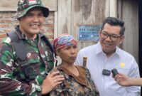 Ketua DPRD Kabupaten Kendal Mahfud Sodiq (kanan) bersama Dandim 0715/Kendal Letkol Inf Bagus Setyawan, S.Hub.Int. mendampingi salah satu warga penerima bantuan rehab RTLH di Desa Gedong Selasa (10/02/2026). Foto: Wawasannews