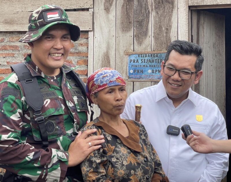 Ketua DPRD Kabupaten Kendal Mahfud Sodiq (kanan) bersama Dandim 0715/Kendal Letkol Inf Bagus Setyawan, S.Hub.Int. mendampingi salah satu warga penerima bantuan rehab RTLH di Desa Gedong Selasa (10/02/2026). Foto: Wawasannews