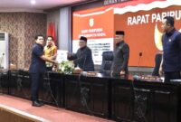 Ketua DPRD Kabupaten Kendal Mahfud Sodiq menerima laporan hasil kerja Pansus IV dari Ketua Pansus IV Mora Sandhy Purwandono dalam rapat paripurna DPRD Kabupaten Kendal, Selasa (24/2/2026). Foto: Humas/Wawasannews
