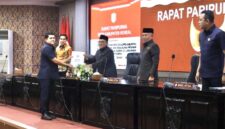 Ketua DPRD Kabupaten Kendal Mahfud Sodiq menerima laporan hasil kerja Pansus IV dari Ketua Pansus IV Mora Sandhy Purwandono dalam rapat paripurna DPRD Kabupaten Kendal, Selasa (24/2/2026). Foto: Humas/Wawasannews