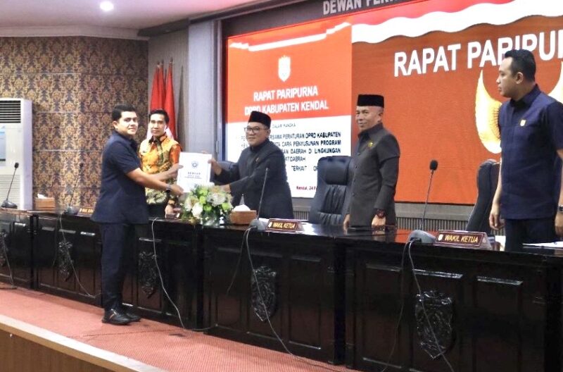 Ketua DPRD Kabupaten Kendal Mahfud Sodiq menerima laporan hasil kerja Pansus IV dari Ketua Pansus IV Mora Sandhy Purwandono dalam rapat paripurna DPRD Kabupaten Kendal, Selasa (24/2/2026). Foto: Humas/Wawasannews
