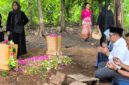Ketua DPRD Kendal Mahfud Sodiq memanjatkan doa di makam almarhum H. Akhmat Suyuti usai prosesi pemakaman, Jumat (6/2/2026). Foto: Zidnal/Wawasannews