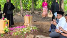 Ketua DPRD Kendal Mahfud Sodiq memanjatkan doa di makam almarhum H. Akhmat Suyuti usai prosesi pemakaman, Jumat (6/2/2026). Foto: Zidnal/Wawasannews