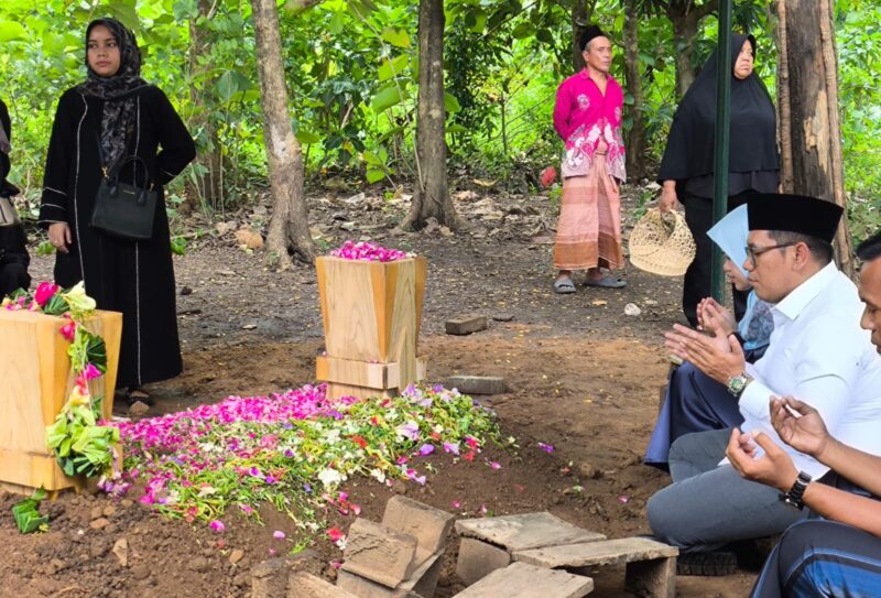 Ketua DPRD Kendal Mahfud Sodiq memanjatkan doa di makam almarhum H. Akhmat Suyuti usai prosesi pemakaman, Jumat (6/2/2026). Foto: Zidnal/Wawasannews