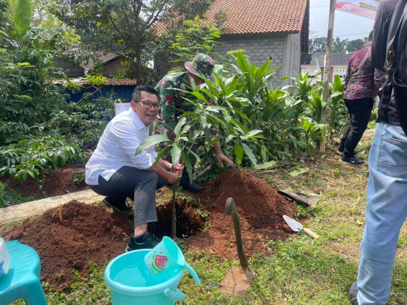 Ketua DPRD Kendal Mahfud Sodiq melakukan penanaman pohon di lokasi TMMD Reguler ke-127 di Desa Gedong, Kecamatan Patean, sebagai bentuk dukungan terhadap pembangunan berwawasan lingkungan Selasa (10/02/2026). Foto: Wawasannews