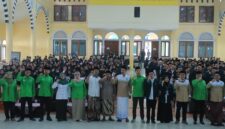 Anggota DPR RI Fraksi PKB Eka Widodo bersama tokoh dan tamu undangan serta peserta Pendidikan Kader Penggerak Bangsa (PKPB) Angkatan IV di Aula Ponpes Al Hikmah II Benda, Sirampog, Brebes.
(Foto: Istimewa/Wawasannews)