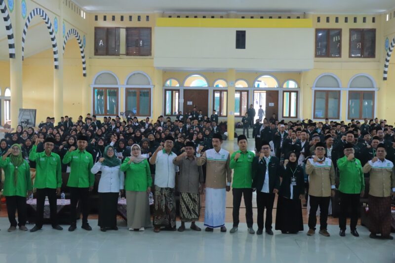 Anggota DPR RI Fraksi PKB Eka Widodo bersama tokoh dan tamu undangan serta peserta Pendidikan Kader Penggerak Bangsa (PKPB) Angkatan IV di Aula Ponpes Al Hikmah II Benda, Sirampog, Brebes.
(Foto: Istimewa/Wawasannews)