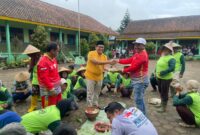 Ketua DPRD Kabupaten Kendal, Mahfud Sodiq, bersama Kepala Desa Gedong, Suwarno, saat menghadiri tasyakuran kegiatan padat karya yang dirangkaikan dengan TMMD Reguler ke-127 Tahun 2026 di Desa Gedong, Kecamatan Patean, Kabupaten Kendal. Foto: Dok/Wawasannews