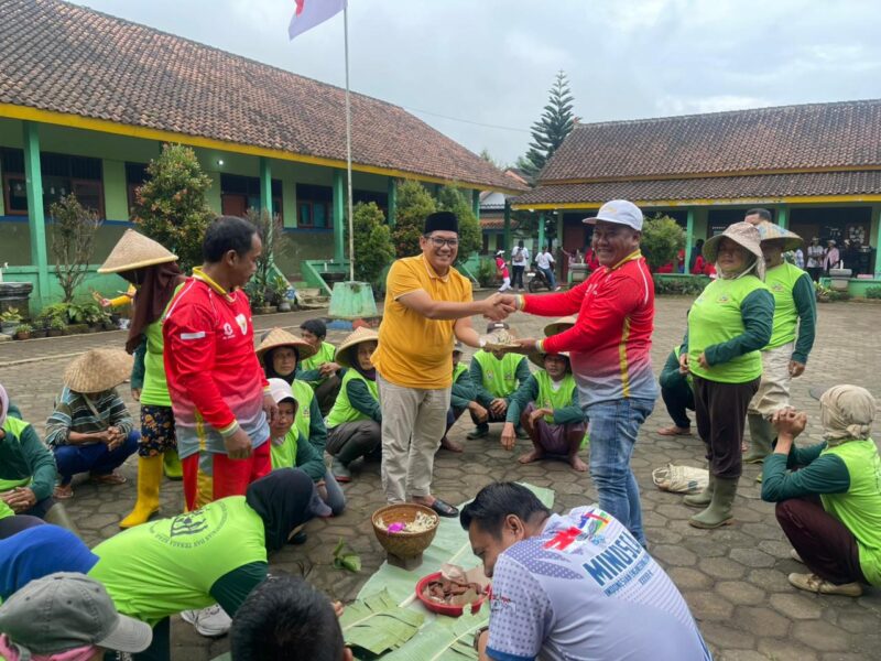 Ketua DPRD Kabupaten Kendal, Mahfud Sodiq, bersama Kepala Desa Gedong, Suwarno, saat menghadiri tasyakuran kegiatan padat karya yang dirangkaikan dengan TMMD Reguler ke-127 Tahun 2026 di Desa Gedong, Kecamatan Patean, Kabupaten Kendal. Foto: Dok/Wawasannews