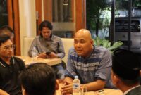 Kapolres Kendal AKBP Hendry Susanto Sianipar berdialog santai bersama perwakilan Badan Eksekutif Mahasiswa (BEM) dan organisasi kepemudaan (OKP) se-Kabupaten Kendal dalam kegiatan ngopi bareng, membahas penguatan komunikasi, keamanan, serta isu-isu lokal demi menjaga kondusivitas daerah. (Istimewa/Wawasannews.com}